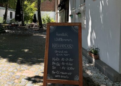 Aufsteller mit Öffnungszeiten