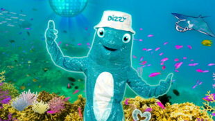 WEB Dizzy Disco Pressefoto Ich bin Dizzy mit Herzflosse